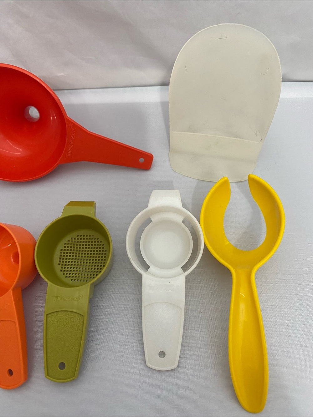 Colorful Tupperware Kitchen Gadgets - Picture 4 of 10